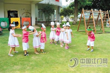 邊做游戲邊唱《護齒》兒歌，教育潛移默化。