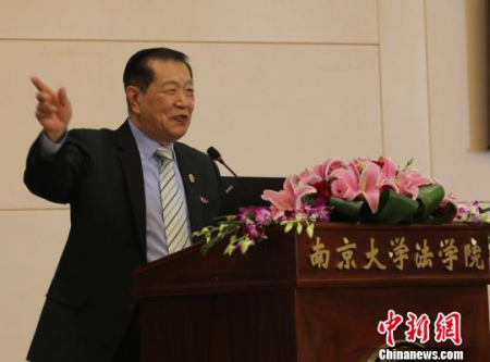 “當(dāng)代福爾摩斯”李昌鈺獲授南京大學(xué)名譽(yù)教授稱號(hào)。　佘治駿 攝