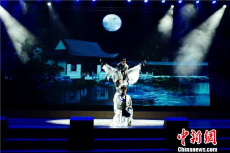 圖為寧波演藝集團(tuán)歐亞四國(guó)“歡樂(lè)春節(jié)”巡演中《水墨天一》舞蹈 寧波市演藝集團(tuán)供圖