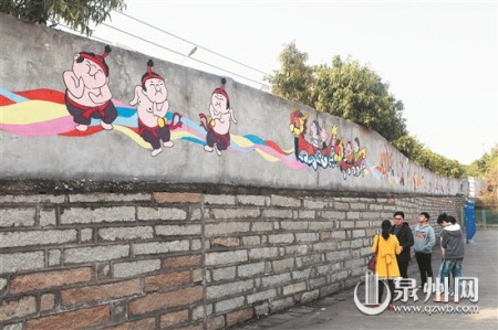 學生們將各種閩南元素融入墻繪中。