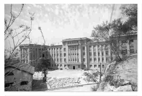 華僑大學(xué)醫(yī)療系在廈門(mén)辦學(xué)期間的教學(xué)大樓，現(xiàn)為廈門(mén)第一醫(yī)院辦公樓。(<a target='_blank' >中新社</a> 陳一能 攝)