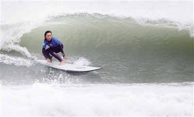 海南籍選手黃瑩瑩參加職業(yè)沖浪賽。本報記者 宋國強(qiáng) 通訊員 曾覺 攝