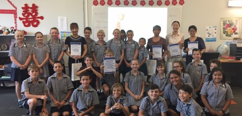 澳大利亞同心中文學(xué)校校長(zhǎng)陳蕾(第三排右一)與學(xué)校學(xué)生合影。