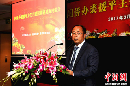 圖為澳洲中國和平統(tǒng)一促進(jìn)會會長黃向墨教授致歡迎詞。 <a target='_blank' >中新社</a>記者 賴海隆 攝