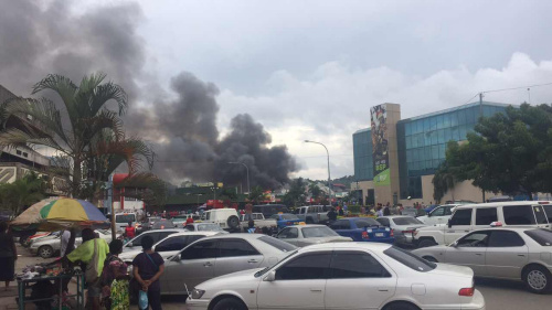 華人商店遇到火災(zāi)遭遇哄搶?zhuān)ò托氯A助中心供圖) 華人商店遇到火災(zāi)遭遇哄搶?zhuān)ò托氯A助中心供圖)