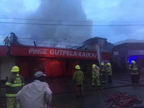 24日早晨火災(zāi)復(fù)燃(巴新華助中心供圖) 24日早晨火災(zāi)復(fù)燃(巴新華助中心供圖)