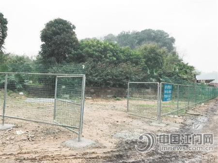 當(dāng)?shù)卣诮鹋Ｉ饺A僑義冢周圍拉起圍欄，進行保護。