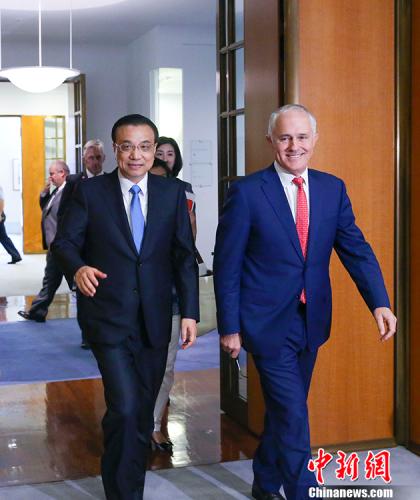 當(dāng)?shù)貢r(shí)間3月24日上午，中國(guó)國(guó)務(wù)院總理李克強(qiáng)在堪培拉議會(huì)大廈同澳大利亞總理特恩布爾舉行第五輪中澳總理年度會(huì)晤。 <a target='_blank' >中新社</a>記者 劉震 攝