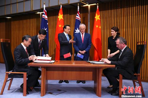 當(dāng)?shù)貢r(shí)間3月24日上午，中國(guó)國(guó)務(wù)院總理李克強(qiáng)在堪培拉議會(huì)大廈同澳大利亞總理特恩布爾舉行第五輪中澳總理年度會(huì)晤。會(huì)晤后，兩國(guó)總理共同見(jiàn)證中澳經(jīng)貿(mào)、創(chuàng)新、農(nóng)業(yè)、食品、知識(shí)產(chǎn)權(quán)、執(zhí)法安全、旅游、教育等多項(xiàng)雙邊合作文件的簽署。 <a target='_blank' >中新社</a>記者 劉震 攝