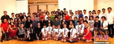 裘援平率與各團(tuán)負(fù)責(zé)人及演員合影留念