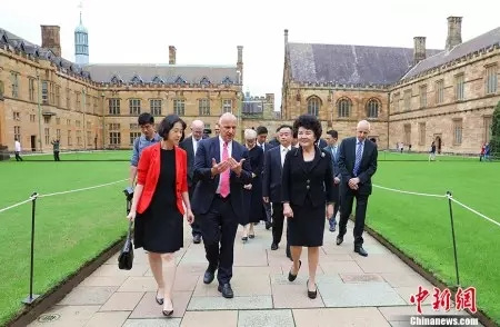 裘援平走訪悉尼大學(xué)