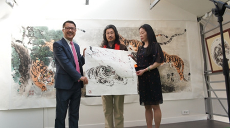  邢春來向華助中心捐贈寫意虎作品。(法國《歐洲時報》/張云茜 攝)