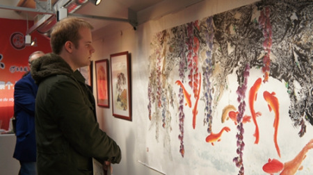 法國大學生 Gauthier專心看畫展。