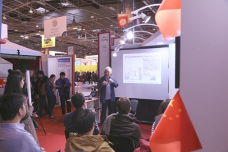 《費(fèi)加羅報(bào)》記者梅里崗介紹中國(guó)連環(huán)畫的發(fā)展歷史和現(xiàn)狀。