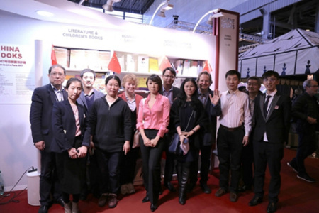 中國(guó)代表團(tuán)與中法嘉賓在活動(dòng)現(xiàn)場(chǎng)。