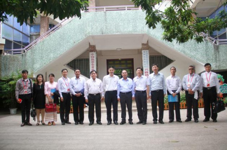 考察團(tuán)合影。