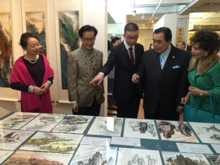 劉亞諫(左四)畫展開幕。(美國《世界日?qǐng)?bào)》/高夢(mèng)梓 攝)