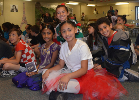 橙縣森林湖市牛津?qū)W校將華語納入必修課，受到主流家庭的歡迎。(美國《世界日報》/王全秀子 攝)