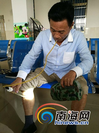 萬寧市南橋鎮(zhèn)衛(wèi)生院副院長陳雄演示“人誘”抓蚊。南海網(wǎng)記者 高鵬 攝