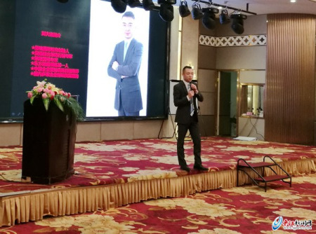 資源整合策略營(yíng)銷(xiāo)專(zhuān)家劉大銘講授微電商營(yíng)銷(xiāo)技巧。