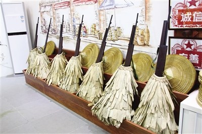 蓑衣和斗笠已成了旅游紀念品和生活裝飾品。