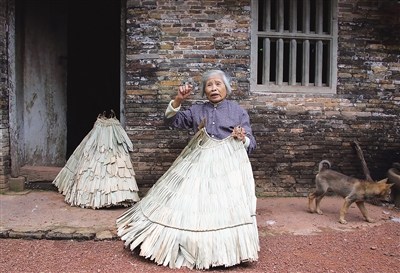 蓑衣阿婆龐學(xué)英。