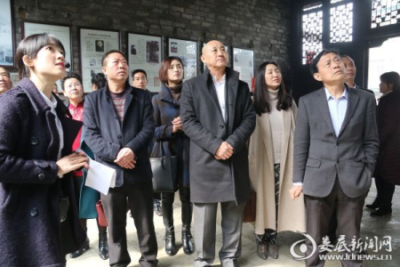 王鐵夫一行考察鐸山鎮(zhèn)謝冰瑩故居僑務文化交流基地 王鐵夫一行考察鐸山鎮(zhèn)謝冰瑩故居僑務文化交流基地