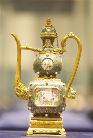 金胎嵌畫琺瑯執(zhí)壺。