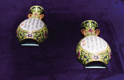 乾隆款洋彩纏枝蓮紋開光墨彩詩句壁瓶。