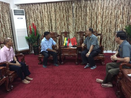 曼德勒華助中心成員與華校代表舉行會談。