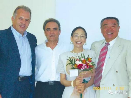 李成貴與卡贊扎基市長（左一）等在作家的博物館合影。（希臘《中希時(shí)報(bào)》）