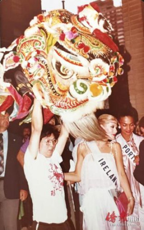 葉永康師父于環(huán)球小姐活動上舞獅。