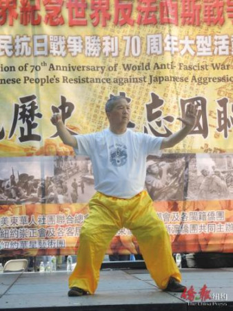 葉永康師父展示功夫。