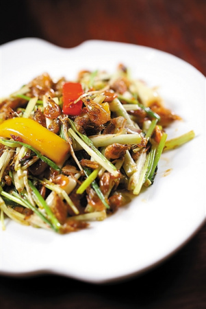 蕎菜炒小河蝦。