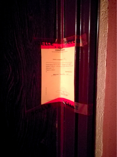 案發(fā)現(xiàn)場已經(jīng)警方貼上封條。(《歐洲時報》/孔帆 攝)