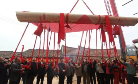 2013年1月21日黃女士(右二) 參加天后圣殿上樑儀式 2013年1月21日黃女士(右二) 參加天后圣殿上樑儀式