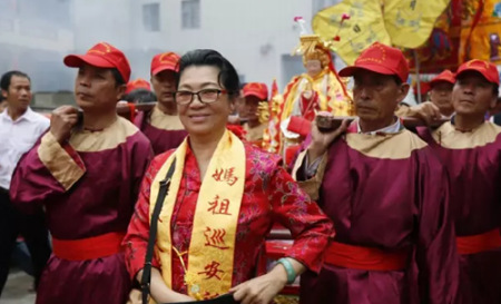 2016年4月26日媽祖巡安布福 黃女士一路相隨 2016年4月26日媽祖巡安布福 黃女士一路相隨