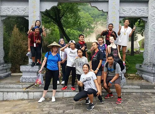 亨德森中學(xué)師生2016年的中國(guó)行。圖片來(lái)源：亨德森中學(xué)官網(wǎng)。