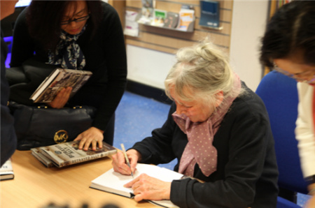 吳芳思耐心地給到場來賓簽書