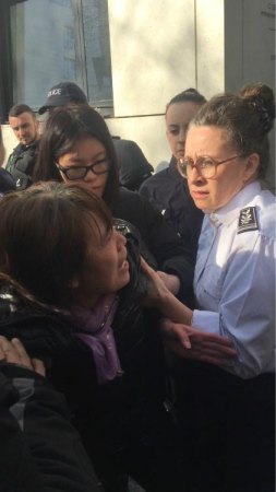 圖為死者家屬在19區(qū)警察局門口哭訴?？追?攝（圖片來源：歐洲時報）