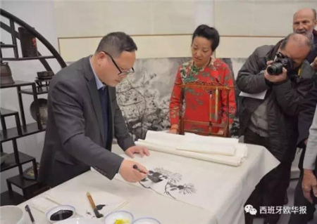 中國當(dāng)代知名水墨畫家鄭登橋現(xiàn)場作畫