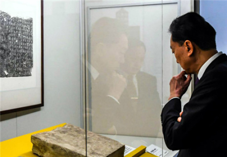 鳩山由紀(jì)夫在參觀展覽。(日本《中文導(dǎo)報(bào)》/李青 攝)