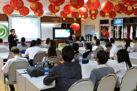 曼松德孔子學(xué)院教師向泰國學(xué)生介紹清明節(jié)俗（曼松德孔子學(xué)院）