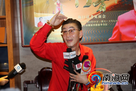 我國著名表演藝術(shù)家六小齡童演繹如何把孫悟空演的傳神。記者 陳望 攝