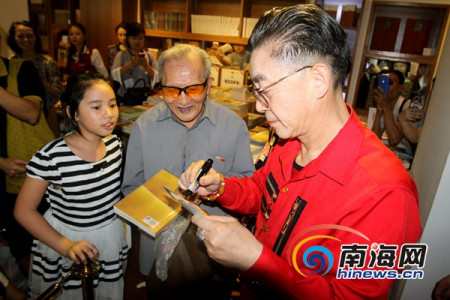 我國著名表演藝術(shù)家六小齡童給海南一名老人簽名。記者 陳望 攝