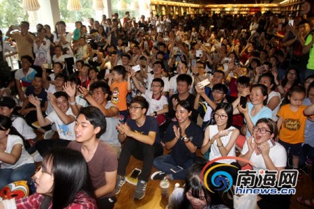 簽售會現(xiàn)場非?；鸨Ｓ浾?陳望 攝