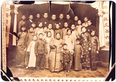 余子維夫人丁氏八十大壽時與子孫等全家福。