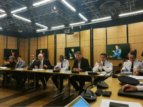 巴黎警察總局主要負(fù)責(zé)人悉數(shù)出席，顯示了對(duì)該事件的重視。（《歐洲時(shí)報(bào)》/孔帆 攝）