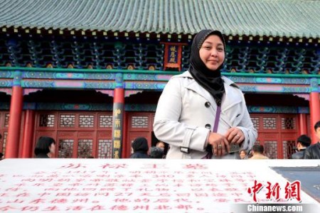 3月28日，蘇祿王后裔杰賽爾·基拉姆公主等一行來到山東德州蘇祿王墓，紀(jì)念先祖來華友好交往600周年?！×籂?攝