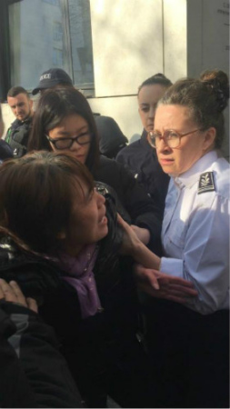 圖為死者家屬在19區(qū)警察局門口哭訴?？追?攝（圖片來源：歐洲時(shí)報(bào)）